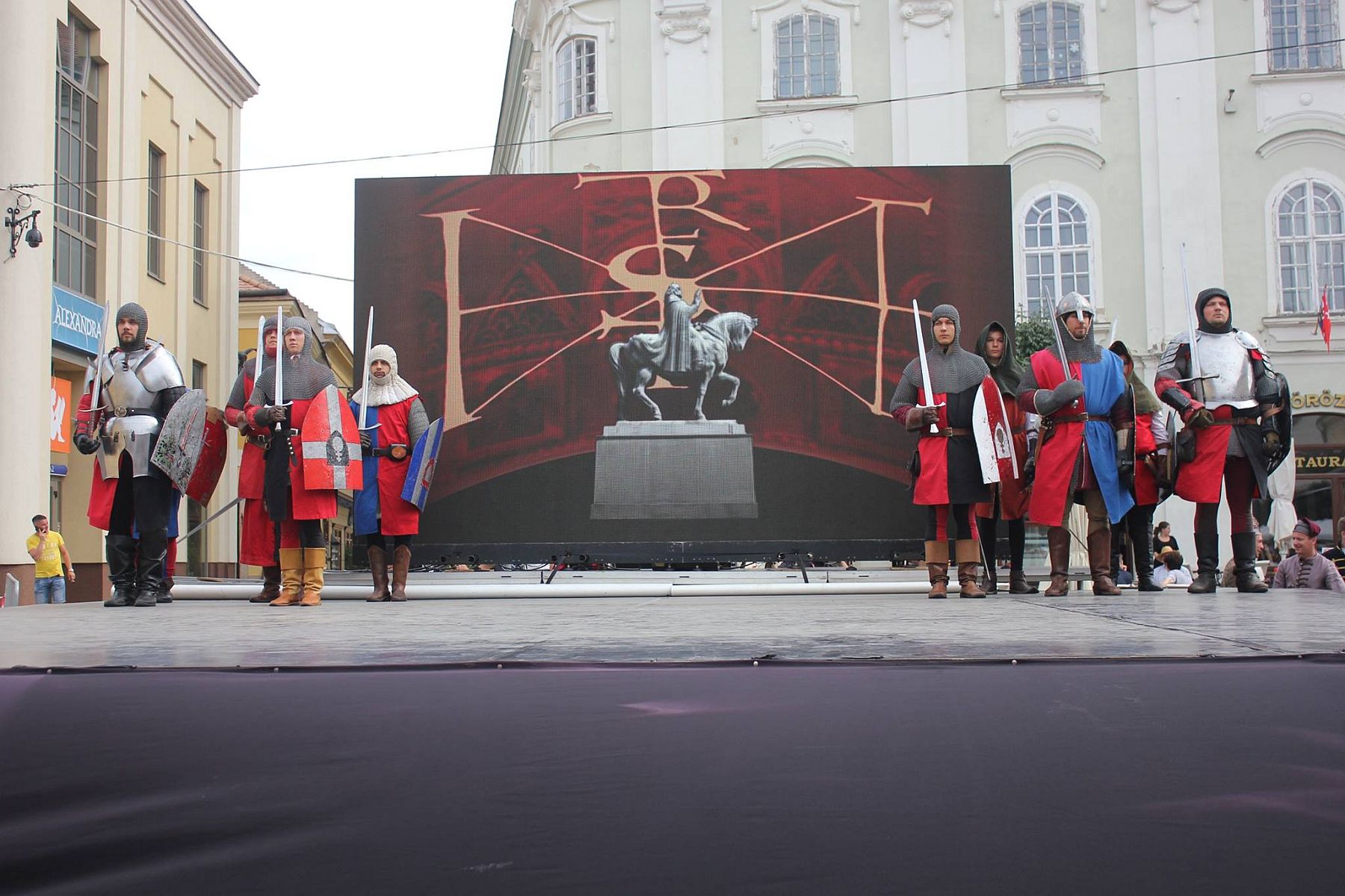 Középkort idéző harcászati bemutatók a hétvégén Fehérvár Belvárosában